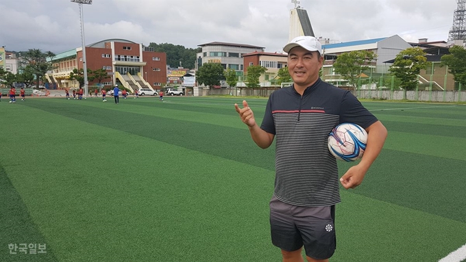 지승현 안동중 축구부 감독이 경북 안동시 태화동 안동중 운동장에서 안동중 축구부의 성과와 포부를 밝히고 있다. 류수현기자 suhyeonryu@hankookilbo.com