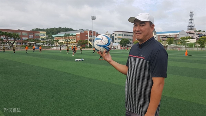 지승현 안동중 축구부 감독이 경북 안동시 태화동 안동중 운동장에서 안동중 축구부의 강점을 설명하고 있다. 류수현기자 suhyeonryu@hankookilbo.com