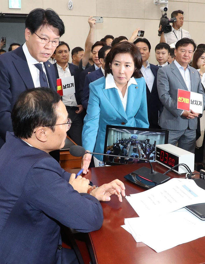 29일 오전 준연동형 비례대표제 도입을 골자로 공직선거법 개정안을 심의하는 국회 정치개혁특별위원회 전체회의장에 자유한국당 나경원 원내대표와 의원들이 방문해 더불어민주당 홍영표 위원장 등 여당 위원들에게 항의하고 있다. 연합뉴스