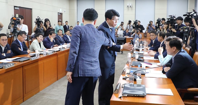 29일 오전 준연동형 비례대표제 도입을 골자로 공직선거법 개정안을 심의하는 국회 정치개혁특별위원회 전체회의에서 자유한국당 장제원 간사(가운데)가 여당 위원들에게 의사진행 발언 시간을 연장하는게 좋겠다며 항의하고 있다. 연합뉴스