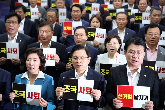 자유한국당 황교안 대표와 나경원 원내대표 등 의원들이 29일 여의도 국회에서 열린 긴급의원총회에서 구호를 외치고 있다. 연합뉴스