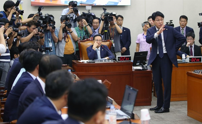 29일 오전 국회에서 열린 정치개혁특별위원회 전체회의에서 자유한국당 소속 장제원 간사가 발언 시간과 회의 진행 방식에 대해 항의하고 있다. 연합뉴스