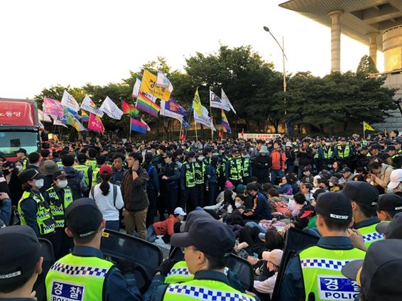 지난해 10월 3일 인천 남동구 구월동 인천경찰청 앞에서 보수기독교단체 관계자 등이 도로에 드러누워 제1회 인천퀴어문화축제가 무산된 것에 항의하기 위해 거리 행진에 나선 소수자 단체를 막고 있다. 한국일보 자료사진