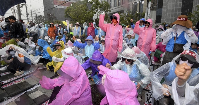 29일 오전 대법원이 한국도로공사가 외주용역업체 소속 톨게이트 요금수납원들을 직접 고용해야 한다고 판결했다. 이날 서울 서초구 대법원 앞에서 판결 소식을 들은 요금수납원들이 환호하고 있다. 이한호 기자