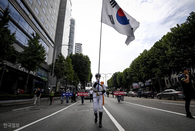 대법원이 박근혜 전 대통령, 이재용 삼성전자 부회장, 최순실씨가 연루된 국정농단 사건에 대한 상고심 판결을 내린 29일 오후 우리공화당원들이 서울 서초구 대법원 건너편에서 집회를 하고 행진하고 있다. 이한호 기자