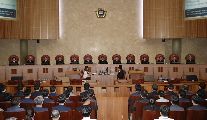 29일 오후 서울 서초구 대법원에서 열린 박근혜 전 대통령, '비선 실세' 최순실, 이재용 삼성전자 부회장이 연루된 '국정농단' 사건 상고심에서 김명수 대법원장이 선고를 시작하고 있다. 사진공동취재단