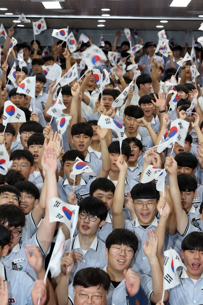 29일 오전 광주 서구 화정동 광덕고등학교에서 열린 경술국치 109주년 추념식에서 학생들이 대한독립을 외쳤던 열사들과 독립운동가의 정신을 되새기고 있다. 연합뉴스