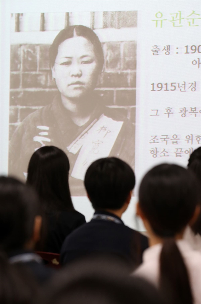 29일 오전 강원 춘천시 봄내중학교에서 열린 경술국치일 추념 계기 수업에서 학생들이 여성 독립운동가를 소개하고 있다. 연합뉴스