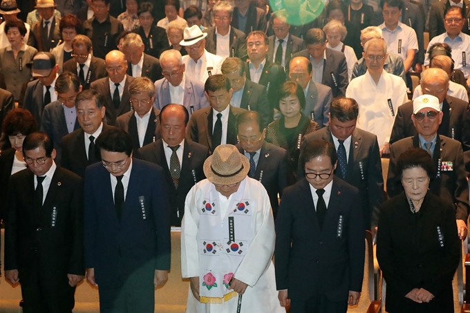 제109주년 국치일 민족각성의 날 행사가 29일 대구문화예술회관에서 열렸다. 장병하 애국지사(앞줄 흰 옷)를 비롯해 각 기관 단체장, 광복회원과 국가유공자, 시민 등 200여 명의 참석자들이 국민의례를 하고 있다. 뉴스1