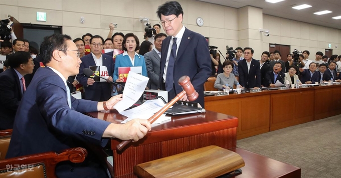 선거제 개혁안 의결 '정개특위'더불어민주당 소속 홍영표 위원장이 29일 국회에서 열린 정치개혁특별위원회 전체회의에서 준연동형 비례대표제 도입을 골자로 하는 공직선거법 개정안을 의결하고 있다. 서재훈 기자