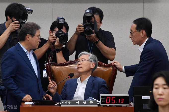 29일 국회에서 열린 법제사법위원회 전체회의에서 조국 후보자 핵심증인 채택의 건을 두고 여야 간사가 여상규 위원장과 이야기를 나누고 있다. 서재훈 기자