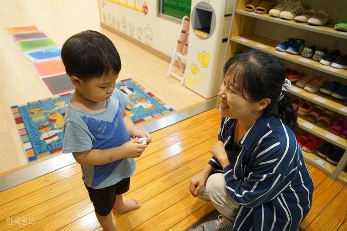 경북 포항시 직장맘 SOS 서비스 소속 아동보호사 최미영(52)씨가 "아이 하원을 도와달라"는 긴급요청을 받고 어린이집을 찾아가 아이와 인사를 나누고 있다. 포항시 직장맘 SOS 서비스는 12세 이하 자녀를 둔 직장여성이나 직장남성, 임산부가 아이의 등ㆍ하원과 등ㆍ하교, 병원 진료 등을 요청하면 즉시 아동보호사를 파견, 부모를 대신해 보호자 역할을 해 주는 제도다. 포항=김정혜기자 kjh@hankookilbo.com