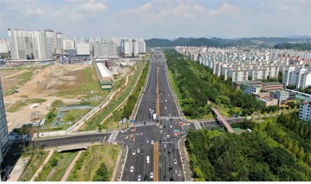 경기 시흥시는 서해안로 가운데 정왕동 정왕고가에서 옥구고가까지 2.5km 구간이 기존 8차로에서 12차로로 확장 개통됐다고 밝혔다. 시흥시 제공