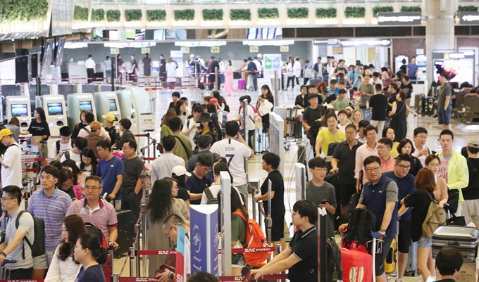 본격적인 여름휴가가 시작된 7월 김포공항 국제선 청사가 해외로 출국하려는 여행객들로 붐비고 있다. 연합뉴스