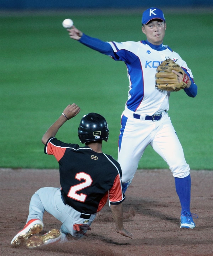 유격수 박민이 30일 부산 기장 현대차드림볼파크에서 열린 제29회 WBSC 기장 세계 청소년 야구 선수권 대회(WSBC U-18 야구 월드컵) 네덜란드전에서 2루 주자를 아웃시킨 뒤 1루로 송구하고 있다. 부산=연합뉴스