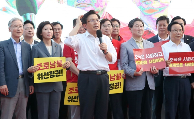 황교안 자유한국당 대표가 30일 부산 송상현광장에서 문재인 정권 규탄 집회에 참석해 한국당에 힘을 모아 달라고 호소하고 있다. 부산=연합뉴스