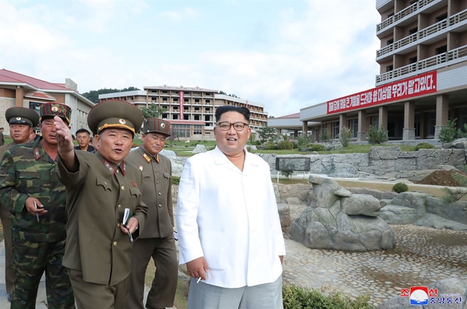 김정은 북한 국무위원장이 평안남도 양덕군 온천관광지구 건설현장을 시찰했다고 31일 조선중앙통신이 보도했다. 평양=조선중앙통신 연합뉴스