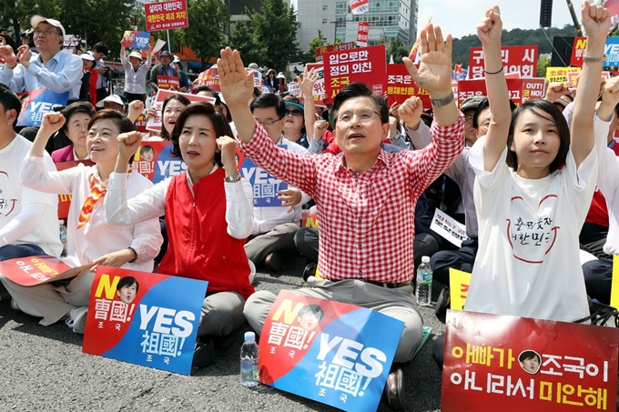 황교안 자유한국당 대표와 나경원 원내대표 등이 31일 오후 서울 종로구 사직공원 앞에서 열린 문재인 정권 규탄 장외집회에서 조국 법무부장관 후보자 사퇴 등을 요구하며 구호를 외치고 있다. 뉴스1