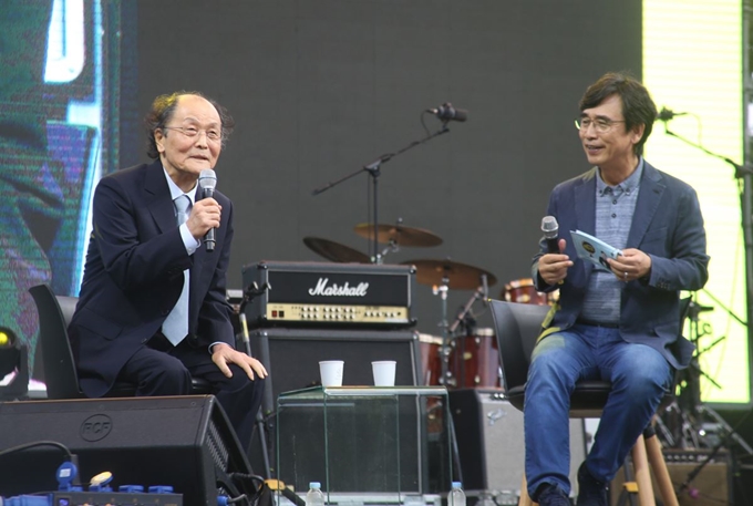 조정래(왼쪽) 작가가 31일 경남 김해 봉하마을에서 열린 '봉하음악회' 대담 코너에서 발언하고 있다. 이날 조 작가는 '국민에게 국가란 무엇인가' 등을 주제로 유시민 '사람사는세상 노무현재단' 이사장과 대담했다. 연합뉴스