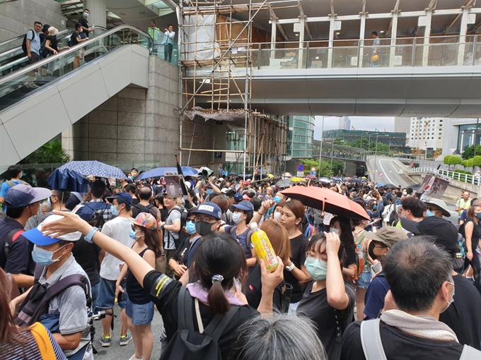 홍콩 시민들이 차터가든 인근 캐리람 행정장관 관저로 향하고 있다. 김광수 특파원