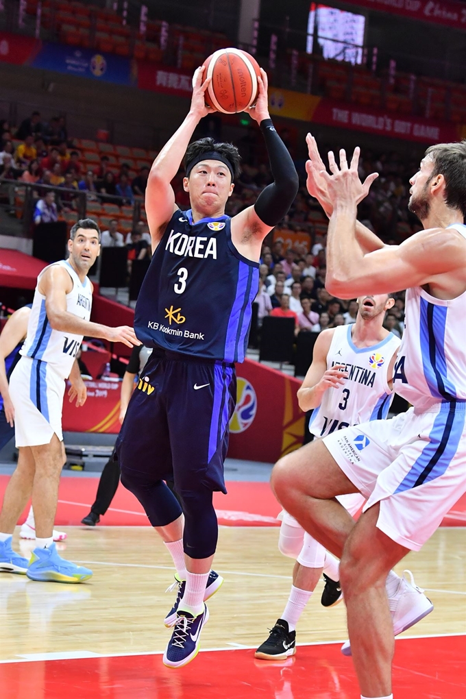 31일 중국 우한 스포츠센터에서 열린 2019 국제농구연맹(FIBA) 농구 월드컵 B조 조별리그 1차전 한국과 아르헨티나의 경기에서 이정현이 슛을 하고 있다. 대한민국농구협회 제공