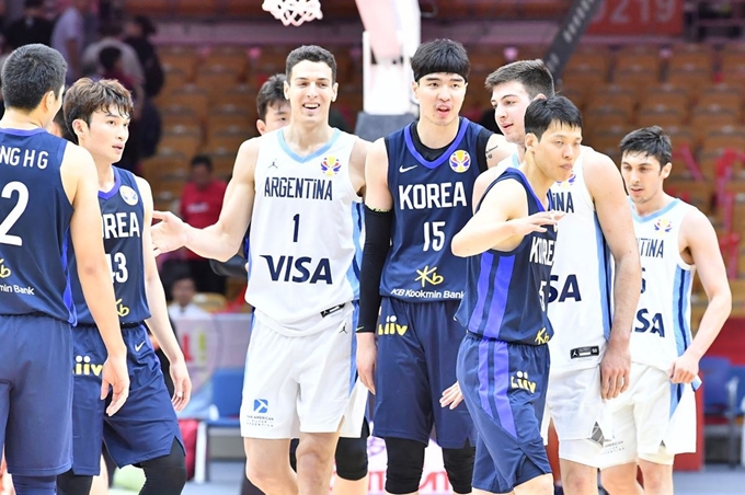 지난 31일 중국 우한 스포츠센터에서 열린 2019 국제농구연맹(FIBA) 농구 월드컵 B조 조별리그 1차전 아르헨티나의 경기에서 패한 한국 대표팀이 선수들이 아쉬운 표정을 짓고 있다. 대한민국농구협회 제공