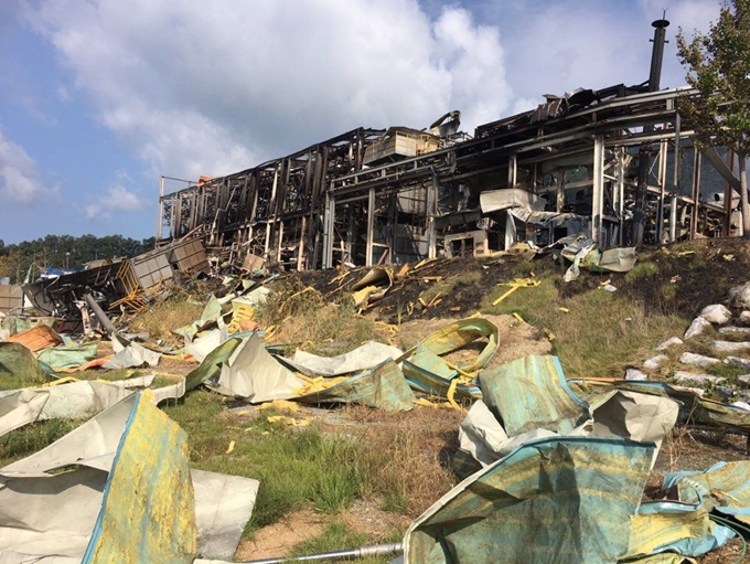 화재ㆍ폭발 사고로 건물 골조만 남은 충주 중원산업단지내 특수접착제 제조 공장. 폭탄에 맞은 듯 주변엔 건물 외장재 등이 어지럽게 널브러져 있다. 독자 제공