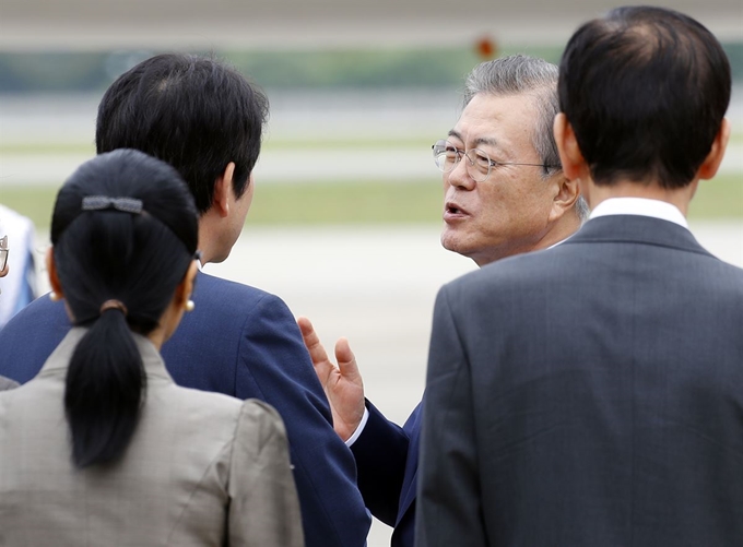 문재인 대통령이 1일 오후 서울공항에서 동남아 3개국 순방길에 오르며 배웅나온 더불어민주당 이인영 원내대표와 얘기를 나누고 있다.성남=연합뉴스