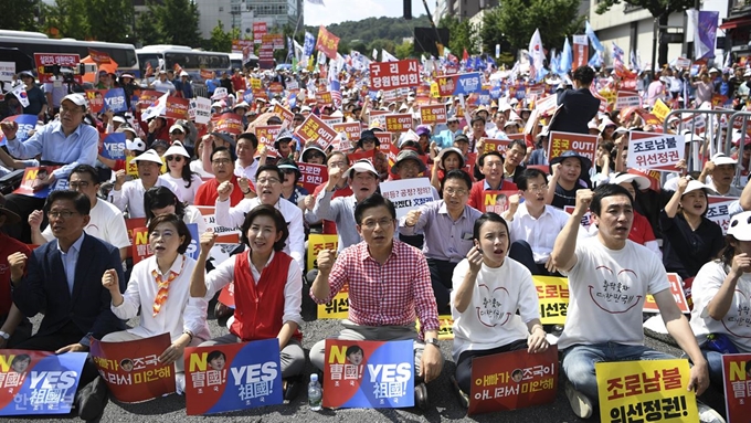 황교안(앞줄 왼쪽 네번째) 자유한국당 대표와 나경원(세번째) 원내대표가 지난달 31일 서울 종로구 경복궁역 인근에서 열린 문재인 정권 규탄 집회에서 집회 참가자들과 함께 구호를 외치고 있다. 박형기 인턴기자