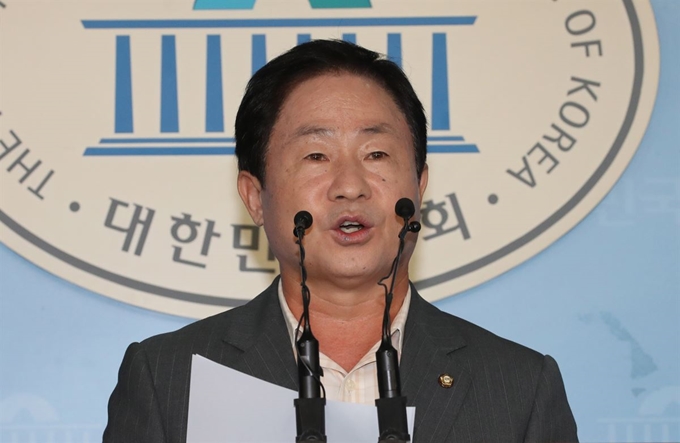 주광덕 자유한국당 의원이 1일 오후 국회 정론관에서 기자회견을 열고 조국 법무부 장관의 딸이 고교 시절 아버지가 교수로 있는 서울대학교 법과대학에서 인턴을 했다며 특혜 의혹을 새롭게 제기하고 있다.