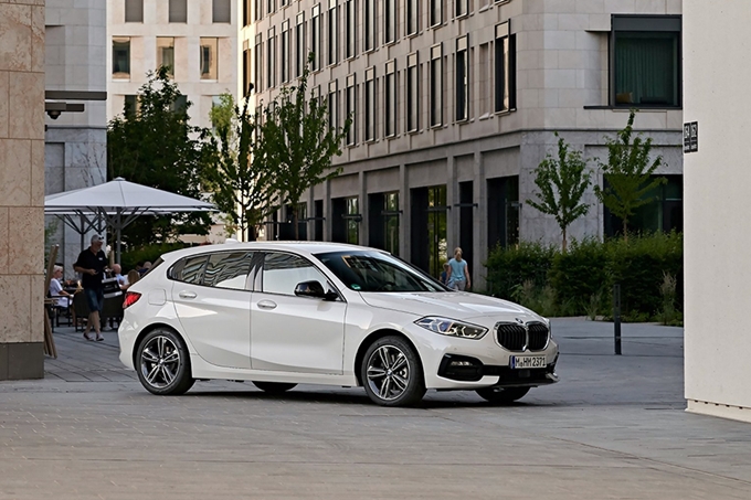 BMW가 새로운 플랫폼을 기반으로 한 신형 1 시리즈를 공개했다.