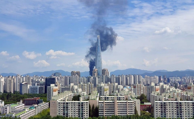 2일 오후 서울 송파구 방이동 송파구청 인근 빌딩 옥상에 불이나 검은 연기가 치솟고 있다. 독자 제공 연합뉴스