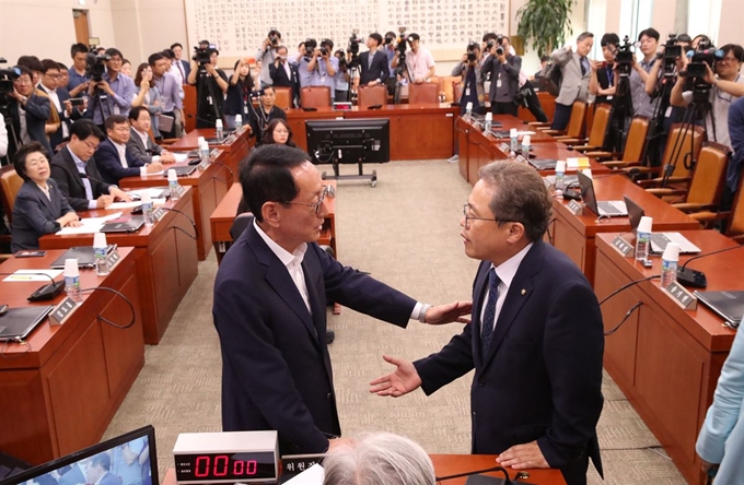 2일 오전 국회에서 법제사법위원회 전체회의 개의를 놓고 자유한국당 김도읍 의원과 더불어민주당 송기헌 의원(오른쪽)이 여상규 위원장 발언 관련 설전을 벌이고 있다. 연합뉴스