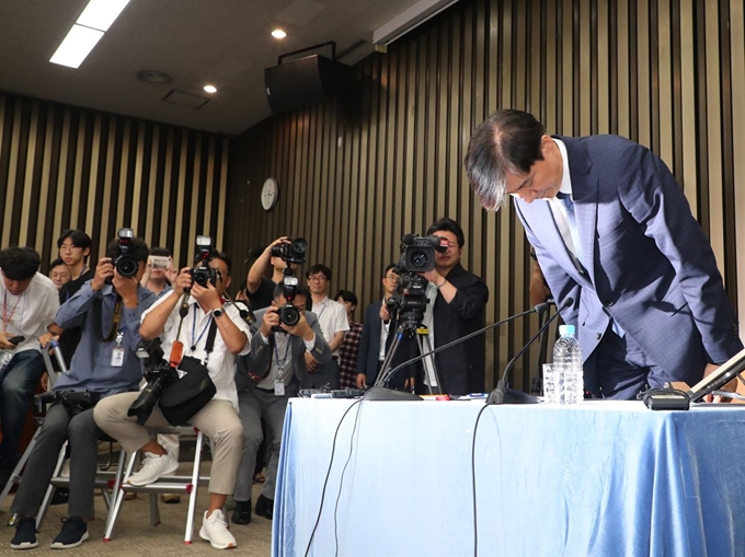 조국 법무부 장관 후보자가 2일 오후 국회에서 열린 기자간담회에 앞서 자리에서 일어나 인사하고 있다. 오대근기자