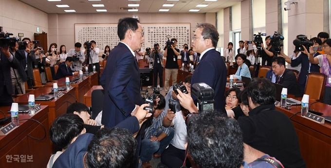 2일 국회 법사위에서 조국 후보자 청문회 증인채택 문제를 놓고 자유한국당 김도읍 간사와 더불어민주당 송기헌간사가 논쟁하고 있다. 오대근기자