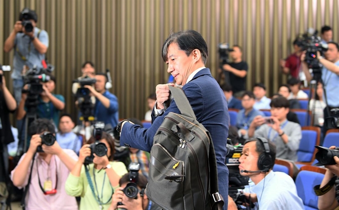 조국 법무부 장관 후보자가 2일 오후 국회에서 열린 기자간담회를 하기 위해 입장하고 있다. 연합뉴스