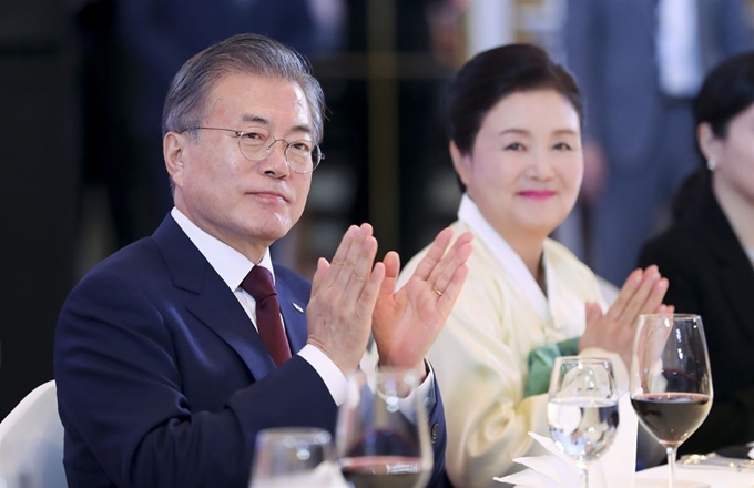 태국을 공식방문 중인 문재인 대통령과 김정숙 여사가 2일 오후(현지시간) 방콕 시내 만다린 오리엔탈 호텔에서 열린 동포 만찬간담회에서 사회자의 발언에 박수치고 있다. 방콕=연합뉴스