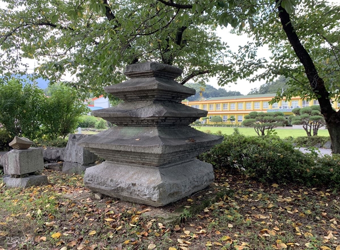 함성중학교 교문 옆에 주리사 터에서 이전한 5층 사자석탑의 일부가 조경석처럼 놓여 있다.