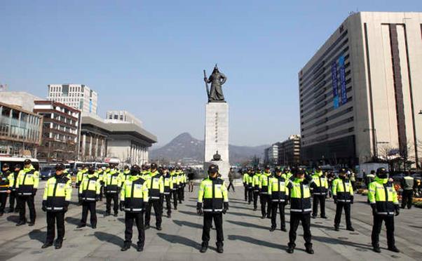 광화문 광장에서 의경들이 도열해 있다. 한국일보 자료사진