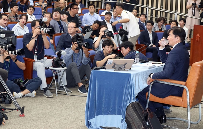 조국 법무부 장관 후보자가 2일 오후 국회에서 열린 기자회견에서 기자의 질문을 듣던 중 물을 마시고 있다. 오대근 기자