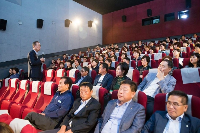 2일 구미CGV영화관에서 홍보설명회를 마치고 '봉오동 전투' 영화 관람에 앞서 인사말을 하고 있다. 농협구미시지부 제공