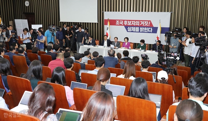 자유한국당 의원들이 3일 오후 국회에서 조국 후보자의 무산된 청문회를 대신해 '조국 후보자의 거짓! 실체를 밝힌다’ 간담회를 통해 조 후보자의 의혹을 지적하고 있다. 오대근기자