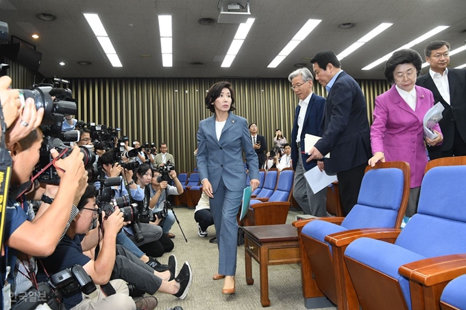 자유한국당 나경원 원내대표가 3일 여의도 국회에서 열린 '조국 후보자의 거짓과 선동, 대국민 고발 언론 간담회'에서 입장하고 있다.오대근기자