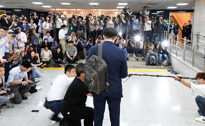 조국 법무부 장관 후보자가 기자간담회를 하기 위해 2일 서울 여의도 국회로 들어서고 있다.오대근 기자