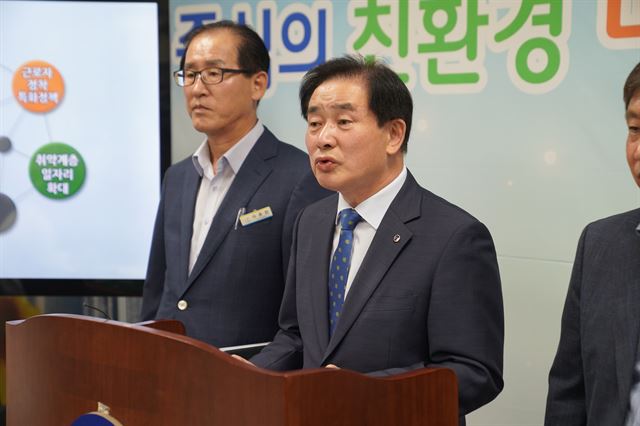 송기섭(오른쪽)진천군수가 3일 기자회견을 열어 지속가능한 지역경제 성장 6대 전략을 발표하고 있다. 그는 “일자리 정책을 기반으로 더욱 튼튼한 지역경제 구조를 확립해 2025년 시승격 달성 기반을 다지겠다”고 말했다. 진천군 제공