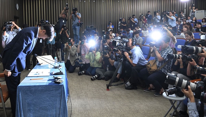 조국 법무부 장관 후보자가 2일 오후 국회에서 열린 기자간담회에서 인사를 하고 있다. 연합뉴스