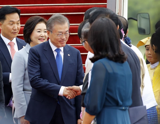 문재인 대통령과 부인 김정숙 여사가 3일 오전 (현지시간) 동남아 3개국 순방 두번째 국가인 미얀마 수도 네피도 국제공항에 도착, 환영인사들과 악수하고 있다. 연합뉴스