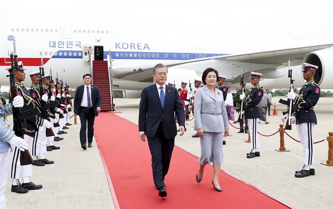 문재인 대통령과 부인 김정숙 여사가 3일 오전 (현지시간) 동남아 3개국 순방 두 번째 국가인 미얀마 수도 네피도 국제공항에 도착, 환영을 받고 있다. 연합뉴스