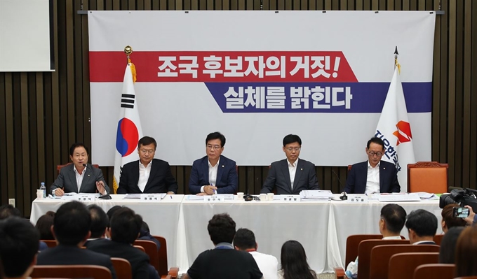 자유한국당이 3일 여의도 국회에서 ‘조국 후보자의 거짓과 선동, 대국민 고발 언론 간담회’를 열었다. 왼쪽부터 자유한국당 주광덕, 정점식, 송언석, 최교일, 김도읍 의원. 연합뉴스