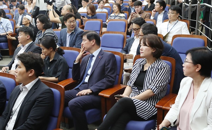 이재정 대변인 등 더불어민주당 의원들이 2일 오후 국회에서 열린 조국 법무부 장관 후보자 기자간담회에 참석해 있다. 연합뉴스